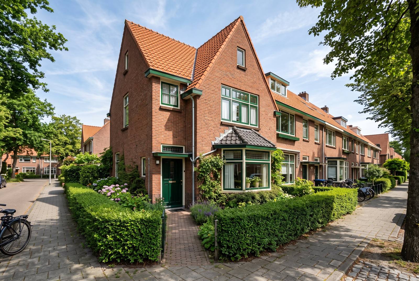 Julianastraat 24, rij jaren dertig-woningen met voortuin