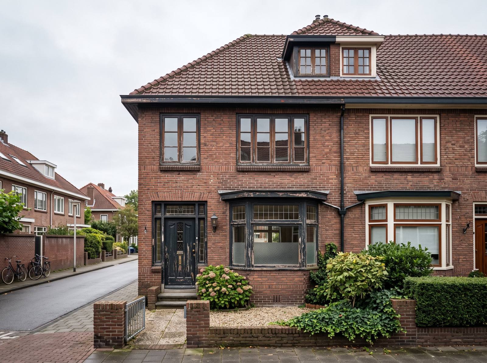 Jaren-dertigwoning met pannendak, dakkapel en erker, met markeringen van bevindingen