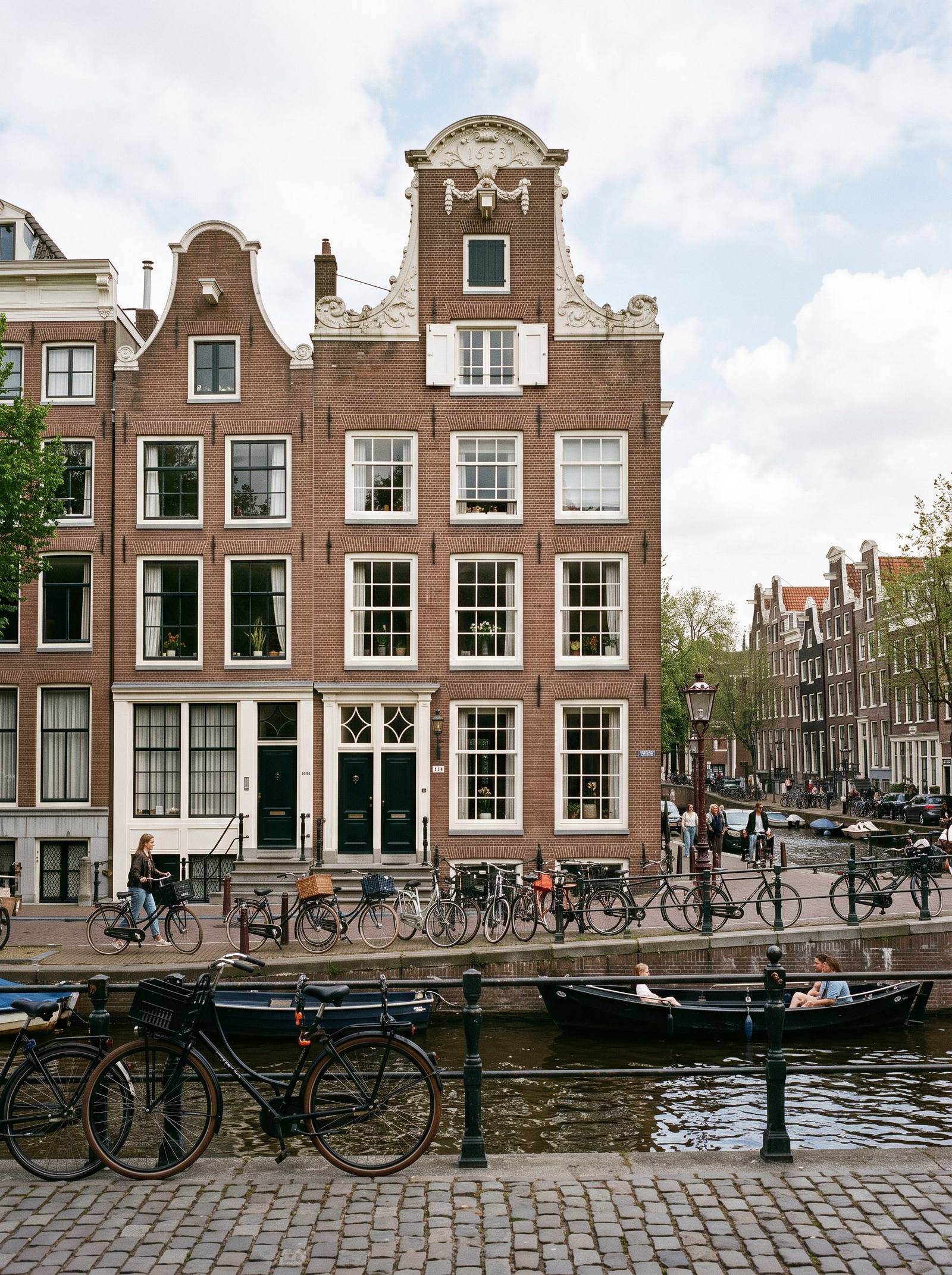 Grachtenpand aan het water in Amsterdam